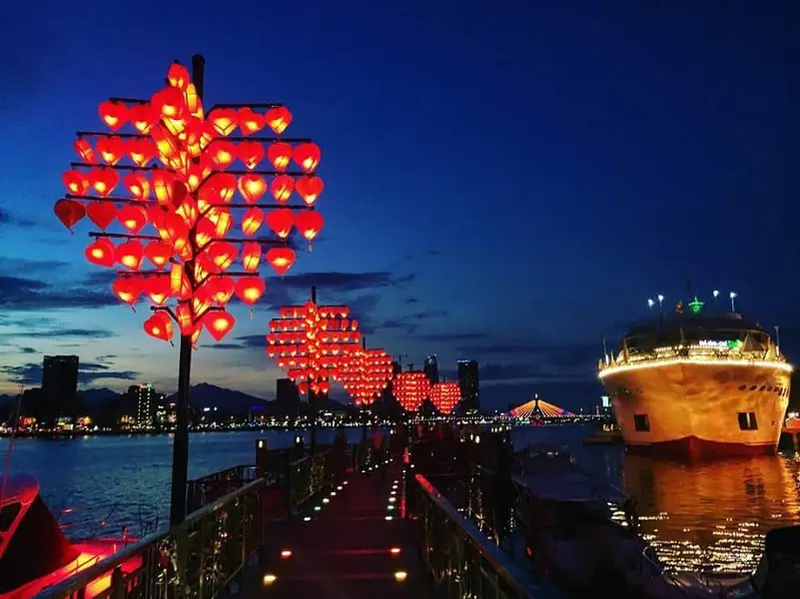 Romantic date in Da Nang for March 8th